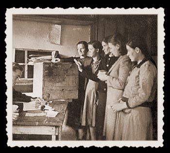 First women vote in Greece,1944